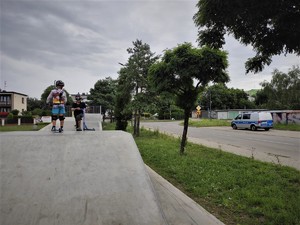 dwóch chłopców podczas zabawy na skateparku w Mikołowie