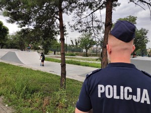 policjant przygląda się chłopcu, który bawi się na mikołowskim skateparku
