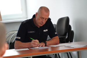 Zastępca Naczelnika Wydziału Ruchu Drogowego podczas prowadzonej w sali w Mikołowie odprawy