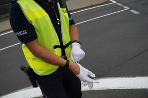 policjant drogówki zakłada białe rękawiczki