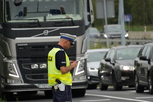 policjant drogówki, w tle samochody, droga krajowa numer 81 w Mikołowie