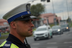 policjant drogówki, za nim widać jadące samochody