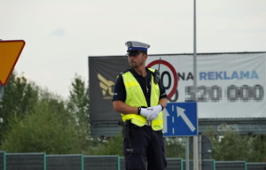 policjant drogówki, który stoi na trasie przejazdu peletonu Tour de Pologne, Mikołów
