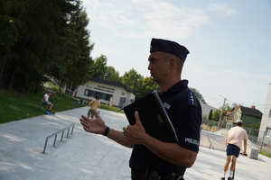 policjant w mundurze na terenie orzeskiego skateparku