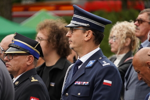 przedstawiciele służb mundurowych, w tym policjant, podczas uroczystości