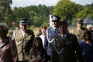 komendant idzie wraz z innymi uczestnikami uroczystości