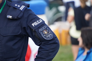 fragment policyjnego munduru, w tym naszywka Komenda Powiatowa Policji w Mikołowie