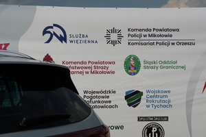 baner ze wskazaniem podmiotów, które biorą udział w pikniku mundurowym, w tym Komenda Powiatowa Policji w Mikołowie oraz Komisariat Policji w Orzeszu
