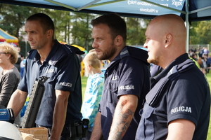 na zdjęciu trzej policjanci prewencji podczas pikniku w Orzeszu