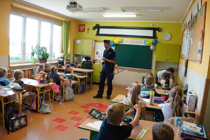 policjant rozmawia z uczniami klasy pierwszej