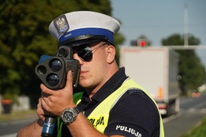 policjant drogówki mierzy prędkość