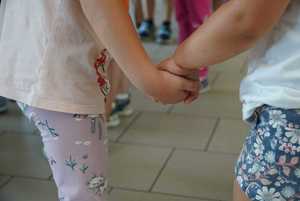 dwie dziewczynki trzymają się za ręce