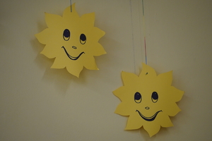papierowe dekoracje w kształcie słoneczek
