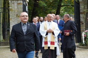 przybywający na teren Świątyni Dumania goście, w tym księża