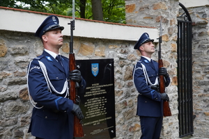 asysta honorowa Policji przy odsłoniętej tablicy