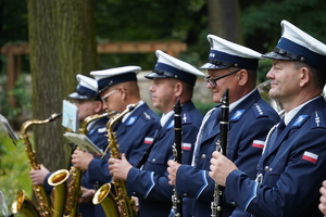 muzycy policyjnej orkiestry przygotowują się do rozpoczęcia koncertu