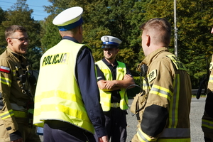 policjanci i strażacy podczas rozmowy