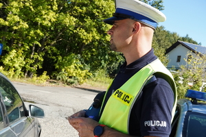 policjant drogówki w odblaskowej kamizelce