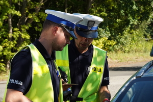 policjanci drogówki podczas kontroli