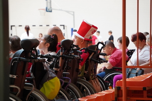 niepełnosprawni na wózkach inwalidzkich oglądają zawody