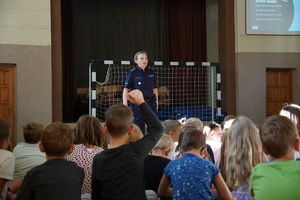 uczniowie słuchają wykładu policjantki