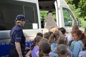 policjantka wokół której zgromadziły się dzieci