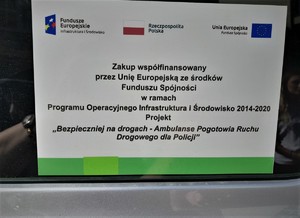 naklejka na szybie radiowozu z informacją o dofinansowaniu z Unii Europejskiej