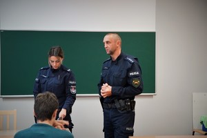 policjant i policjantka w klasie