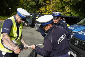 policjanci drogówki podczas zajęć w Mikołowie przy drodze krajowej numer 44