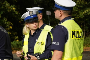 troje policjantów drogówki. Wśród nich kobieta w blond włosach