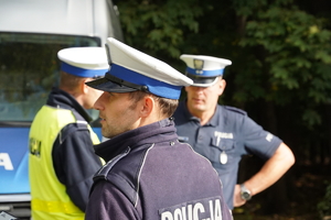 wykładowcy szkoły Policji, w tle radiowóz