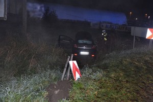 czarny samochód w rowie. Sytuacja ma miejsce przy ulicy Mikołowskiej w Orzeszu