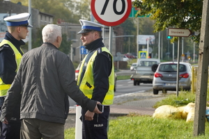 policjanci drogówki rozmawiają ze starszym mężczyzną