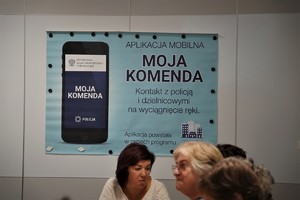 wiszący na ścianie baner aplikacji Moja Komenda