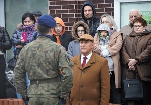 jeden z kadetów stoi przed Zastępcą Burmistrza Łazisk Górnych