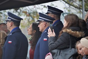 komendanci Policji wśród mieszkańców Łazisk Górnych przed budynkiem domu kultury