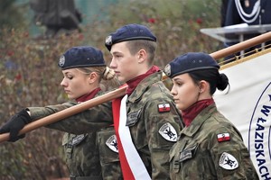 uczniowie klasy mundurowej w poczcie sztandarowym