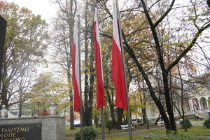 flagi państwowe przy pomniku ofiar faszyzmu w centrum Mikołowa