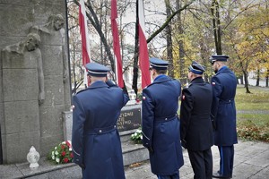 komendanci Policji salutują przed pomnikiem