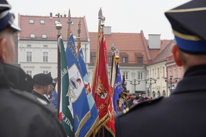 dwaj strażacy, w tle poczty sztandarowe