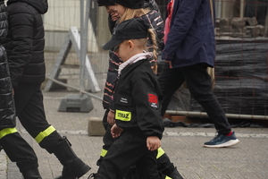 mała dziewczynka - strażak ochotnik