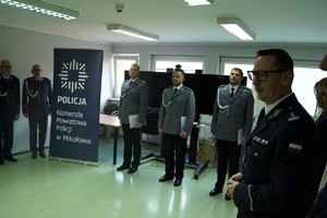 aula komendy, policjanci podczas zbiórki w mundurach wyjściowych