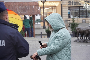 kobieta zakłada na rękę odblaskową opaskę