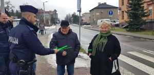 dzielnicowi rozdają odblaski w centrum Wyr