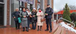 zdjęcie grupowe, wśród osób jest policjant