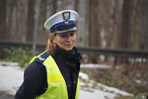 policjantka drogówki uśmiecha się