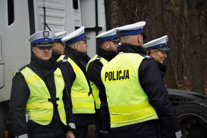 grupa policjantów drogówki w odblaskowych kamizelkach