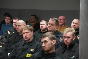 strażacy ochotnicy siedzą na sali szkoleniowej