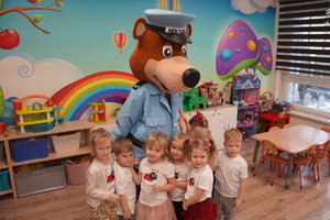 dzieci przytulają policyjną maskotkę