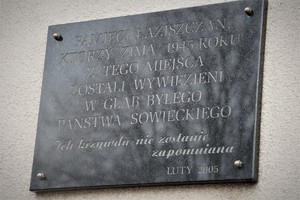 tablica pamiątkowa na budynku urzędu miasta Łaziska Górne